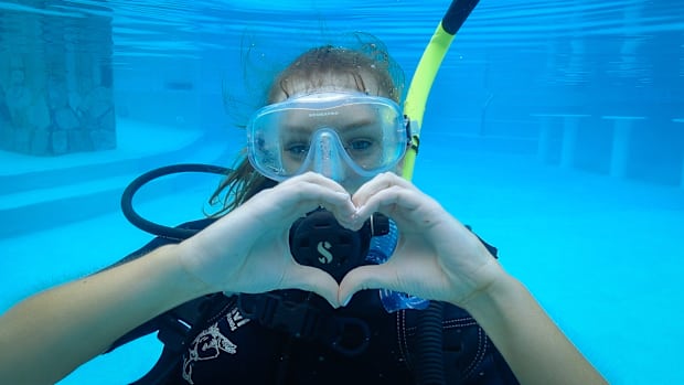 OLIVIA_SCUBA_v5.00_01_02_15.Still002-2